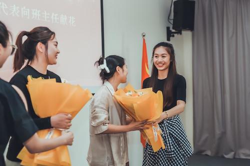 毕业生代表向班主任献花